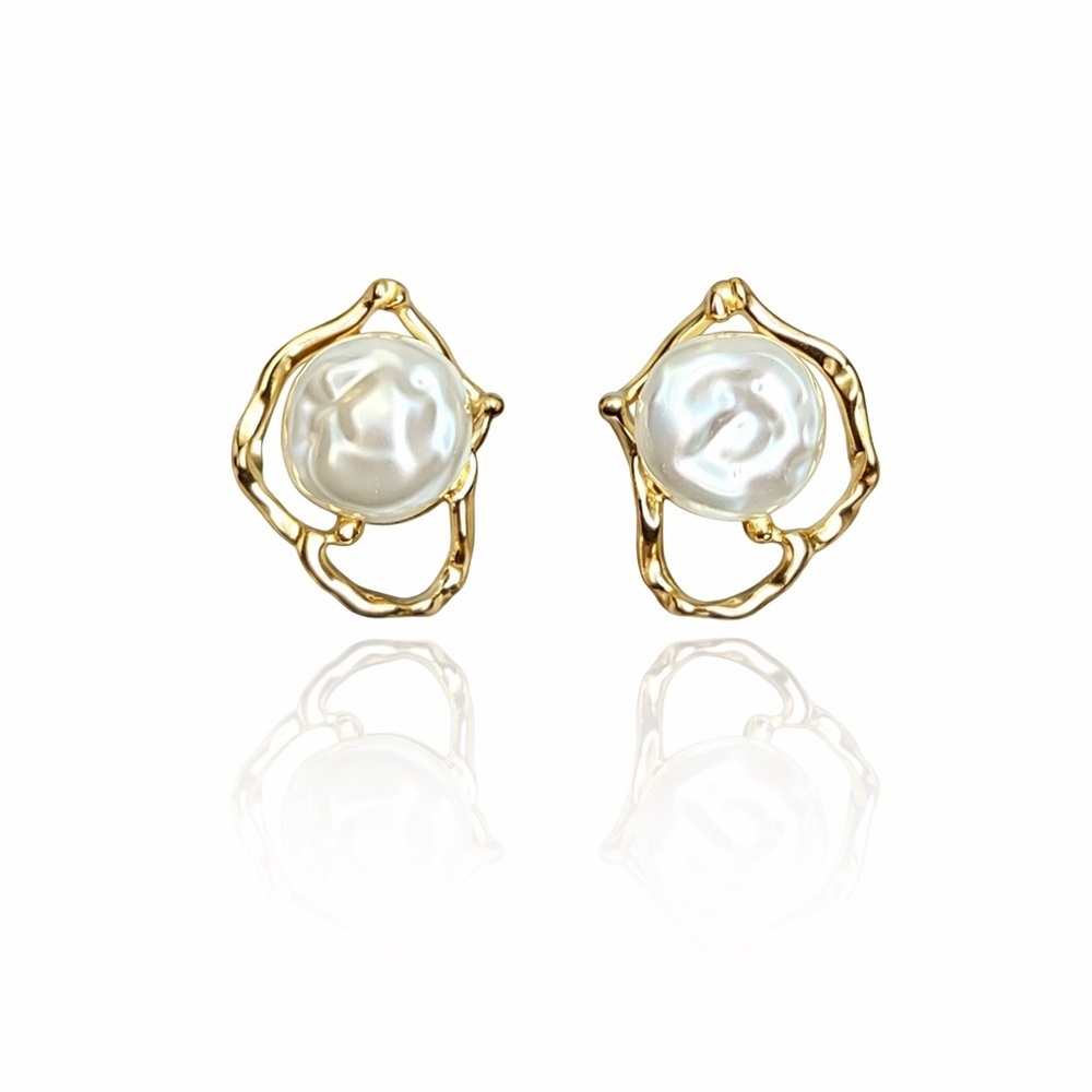 Minimalist Trendy Gold and Pearl Earrings